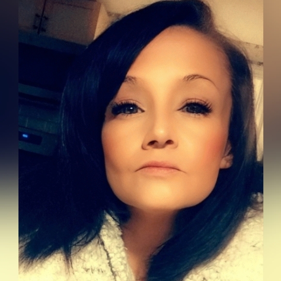 Meet your Posher, Jenn - Picture 1 of 1